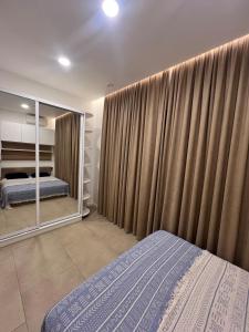 Postel nebo postele na pokoji v ubytování Hi-Tech Oasis Loft Villa with Outdoor Jacuzzi + 51 fotografií