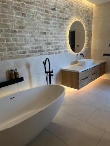 Koupelna v ubytování Hi-Tech Oasis Loft Villa with Outdoor Jacuzzi