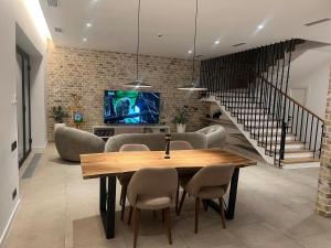 TV a/nebo společenská místnost v ubytování Hi-Tech Oasis Loft Villa with Outdoor Jacuzzi