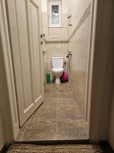 Ένα μπάνιο στο Super Central 2BR FREE Parking