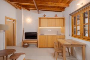 una sala da pranzo con un tavolo e una televisione di Redondo de Guayedra a Guayedra