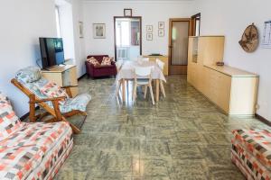 a living room with a table and a kitchen at A28 - Poggio, trilocale vista mare in Ancona