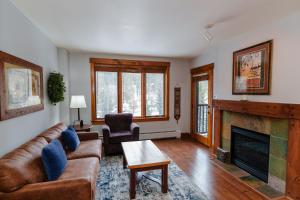 ein Wohnzimmer mit Sofa und Kamin in der Unterkunft 8858 The Springs Condo in Keystone