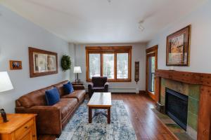 ein Wohnzimmer mit Sofa und Kamin in der Unterkunft 8858 The Springs Condo in Keystone