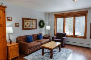 ein Wohnzimmer mit einer Couch und zwei Sesseln in der Unterkunft 8858 The Springs Condo in Keystone + 37 Fotos