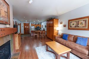 ein Wohnzimmer mit Sofa und Kamin in der Unterkunft 8858 The Springs Condo in Keystone