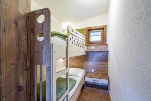 a small room with bunk beds in a tiny house at Chalets Camping Brunner am See in Döbriach
