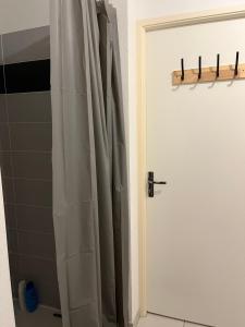 een deur met een douchegordijn in een badkamer bij Labenne Océan in Labenne