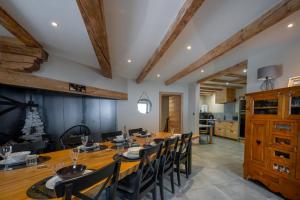 comedor grande con mesa larga y sillas en La Fromagerie - Gîte d'exception à La Mouille, en La Mouille