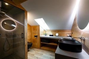 un baño con lavabo y ducha en La Fromagerie - Gîte d'exception à La Mouille, en La Mouille 20 fotos más