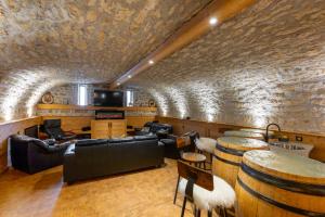 Una sala de cata de vinos con una pared de piedra. en La Fromagerie - Gîte d'exception à La Mouille, en La Mouille