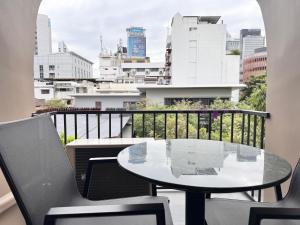 En balkon eller terrasse på ModernSpacious-5 Min Walk BTS Ploenchit-Central World
