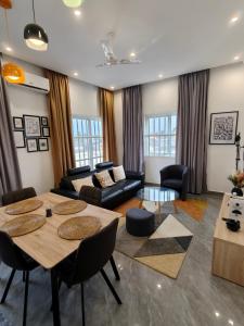 a living room with a table and a couch at La Villa K - 1 Chambre Salon in Lomé