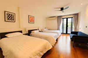 En eller flere senge i et værelse på ModernSpacious-5 Min Walk BTS Ploenchit-Central World