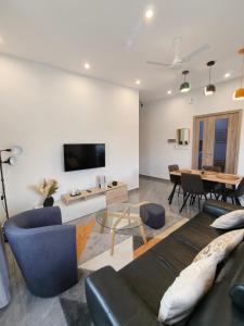 a living room with a couch and a table at La Villa K - 1 Chambre Salon in Lomé