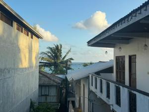 a view of the ocean from the balcony of a house at Traveler's Cottage in Unawatuna