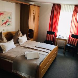 Una cama o camas en una habitación de Haus-Anka