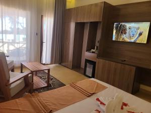 Μια τηλεόραση ή/και κέντρο ψυχαγωγίας στο Tanzanite Beach Resort