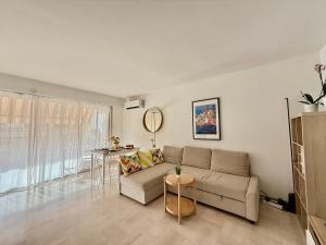 Гостиная зона в Cozy 1 bedroom apartment Antibes Juan-les-Pins - walk to beaches, restaurants, old town