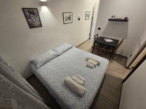 巴里Tiny House Bari的卧室里有一张床，床上放着两条毛巾。