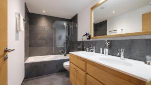 Et badeværelse på Haus Zur Matte by Zermatt Premium Apartments + 57 billeder