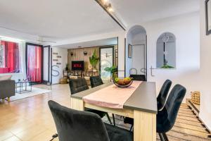 Et opholdsområde på Breathtaking Loft La Muralla Roja, WiFi, 2BR