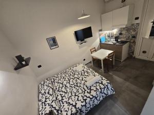 巴里Tiny House Bari的一间有床和厨房的小房间