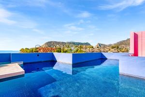Swimmingpoolen hos eller tæt på Breathtaking Loft La Muralla Roja, WiFi, 2BR