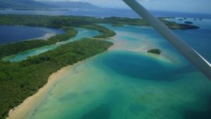 una vista aérea de un grupo de islas y agua en Zaru Hotel, en Gizo