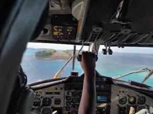 una persona en la cabina de un avión en Zaru Hotel, en Gizo
