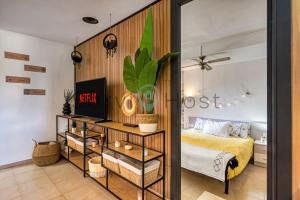 En eller flere senge i et værelse på Breathtaking Loft La Muralla Roja, WiFi, 2BR + 74 billeder