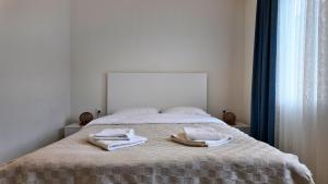 ein Schlafzimmer mit einem Bett mit Handtüchern darauf in der Unterkunft İnlice Apart in Fethiye + 2 Fotos