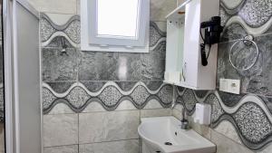 ein Badezimmer mit Waschbecken und Spiegel in der Unterkunft İnlice Apart in Fethiye