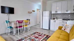 eine Küche mit Tisch und Stühlen in einem Zimmer in der Unterkunft İnlice Apart in Fethiye