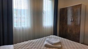 ein Schlafzimmer mit einem Bett, auf dem zwei Handtücher liegen in der Unterkunft İnlice Apart in Fethiye