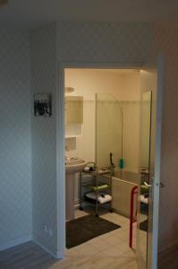 サン・マロにあるL'ESCALE - Résidence le Havre de Rotheneufのバスルーム(シャワー、シンク、バスタブ付)