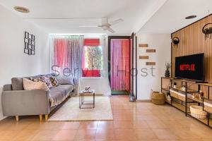 Et tv og/eller underholdning på Breathtaking Loft La Muralla Roja, WiFi, 2BR