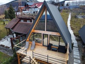 eine Draufsicht auf ein Haus mit einem Dach in der Unterkunft MGM BellaVista in Jieţ + 18 Fotos