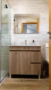 ein Badezimmer mit Waschbecken und Spiegel in der Unterkunft Casa da Moura - Arcos de Valdevez in Arcos de Valdevez