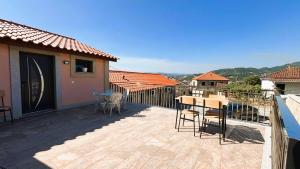 eine Terrasse mit Tisch und Stühlen auf einem Balkon in der Unterkunft Casa da Moura - Arcos de Valdevez in Arcos de Valdevez + 10 Fotos