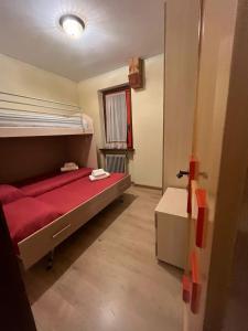 Postel nebo postele na pokoji v ubytování Appartamento centrale Sappada + 2 fotografie