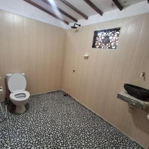 Μια τηλεόραση ή/και κέντρο ψυχαγωγίας στο Gili Sudak Indah Paradise Beach Bungalow Bed & Breakfast