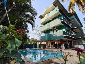 Un edificio con piscina enfrente. en Jungle by sturmfrei Vagator - Pool Wing, en Vagator