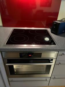 Ferienwohnung Nähe Autobahn Ruhige Lage für Familien & Monteure في Erolzheim: فرن قمة الموقد جالس في المطبخ