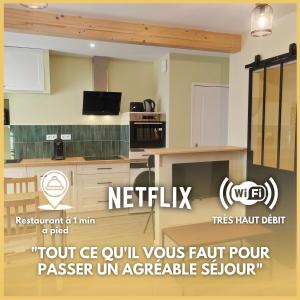 eine Küche mit Mikrowelle und Herd Oberer Backofen in der Unterkunft L'Atelier T2 entièrement rénover in Gémozac