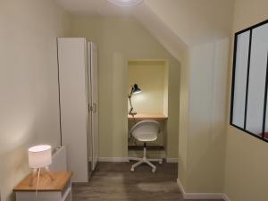 ein Büro im Dachgeschoss mit einem Schreibtisch und einem Stuhl in der Unterkunft L'Atelier T2 entièrement rénover in Gémozac + 11 Fotos