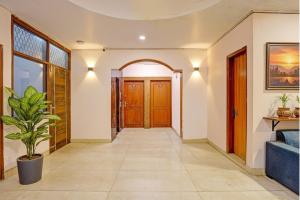 un pasillo con una puerta y una planta en Via Angel Pink Residency, en Ghaziabad