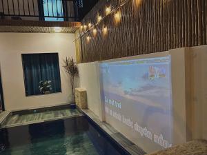 Μια τηλεόραση ή/και κέντρο ψυχαγωγίας στο Dốc Biển Homestay Mui Ne