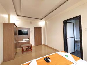 Μια τηλεόραση ή/και κέντρο ψυχαγωγίας στο Sai Paradise lodging and Boarding