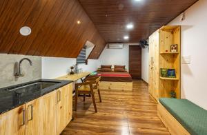 Una cocina o cocineta en Liara Haven